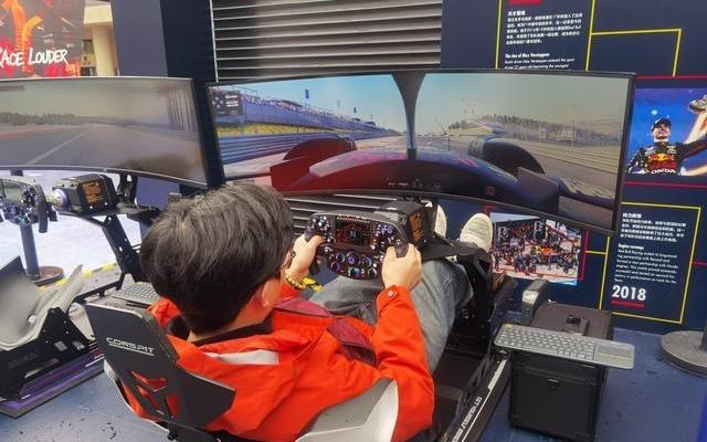 想挑战F1换胎记录吗南京东路世纪广场，黄浦赛车节等你来玩！