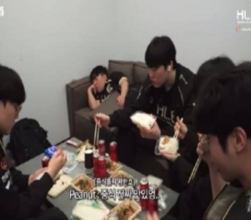 HLE众人讨论美食Viper：我觉得韩料更好吃点，吃了一辈子的口味