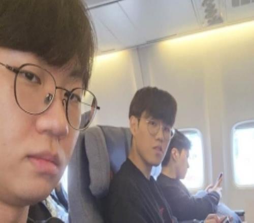 Doran晒航班上和Oner的照片：顺利抵达了