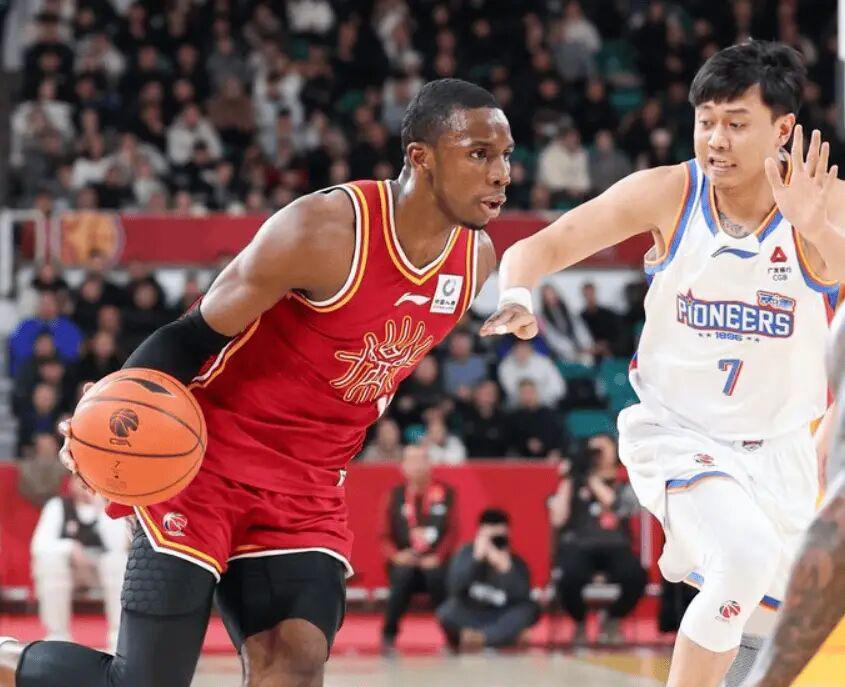 山西赢球却曝出一大隐患！他上场8分钟，球队输14分，打的真差啊