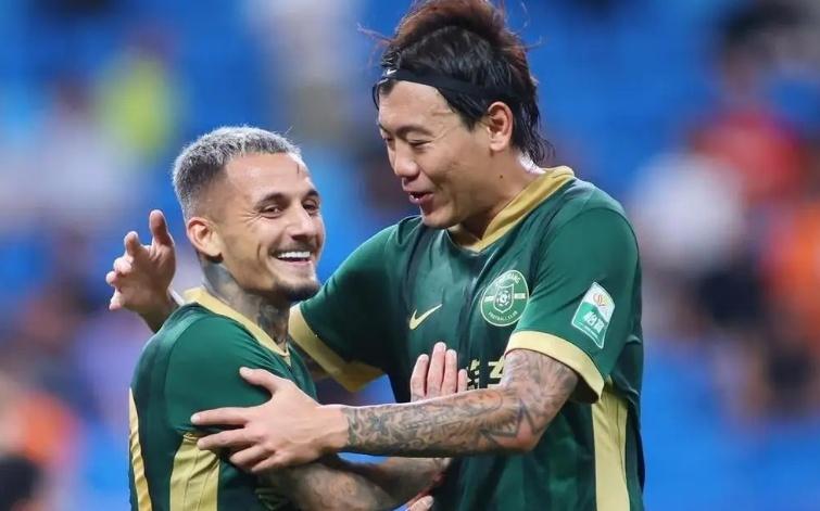 中超30岁巨星沦为笑柄，退出国家队后