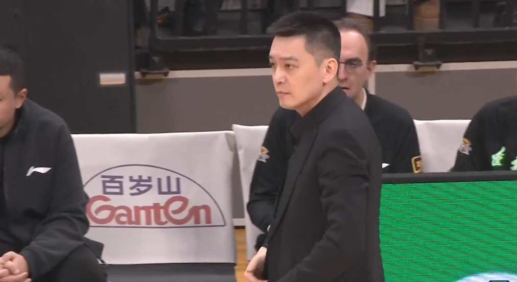 输上海26分辽宁揪最大战犯！进攻捣乱防守摆烂，没继伟彻底变卧底