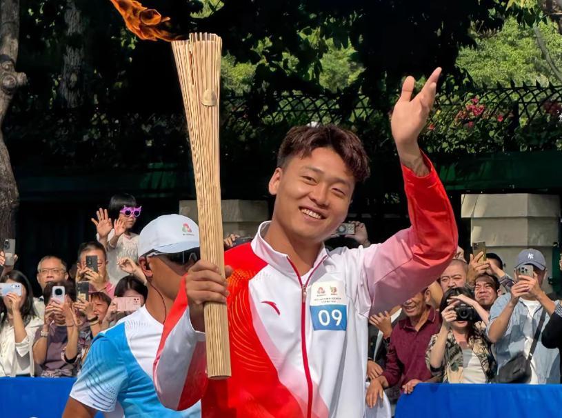 赵睿担任火炬手，曾凡博现身澳大利亚，广厦官宣场均22+11新外援