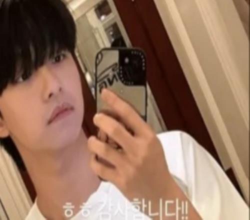 FLY中单Quad穿着iG.Rookie的队服，配文：哈哈，谢谢