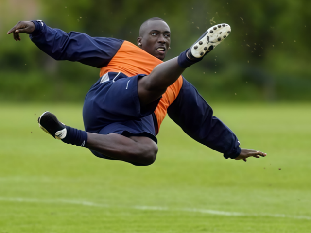 两夺英超金靴的实力派，却不受荷兰队重视，还被穆里尼奥提前解约