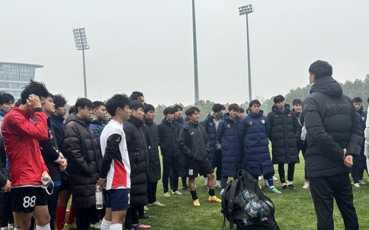 2025中国足球年鉴三：苏超爆火引燃激情，足球发展靠群众支撑