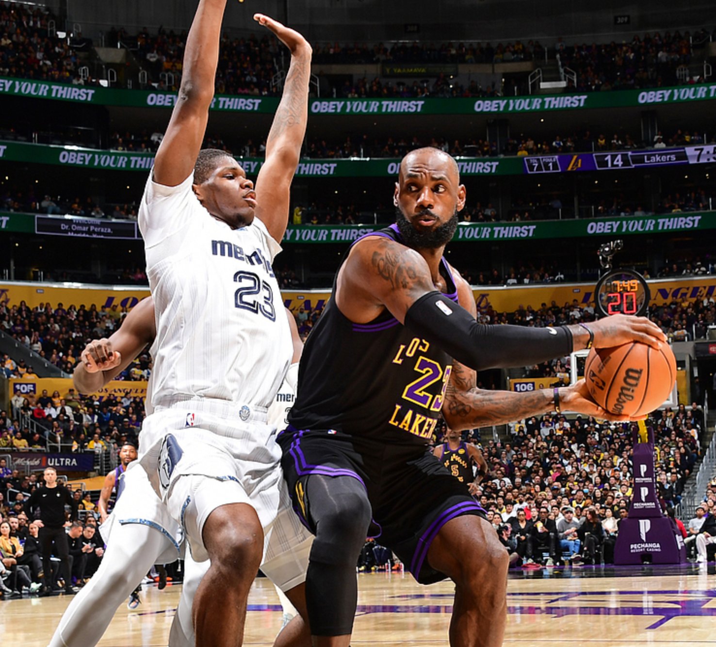 湖人128121击败灰熊！詹姆斯创79年NBA纪录，前无古人