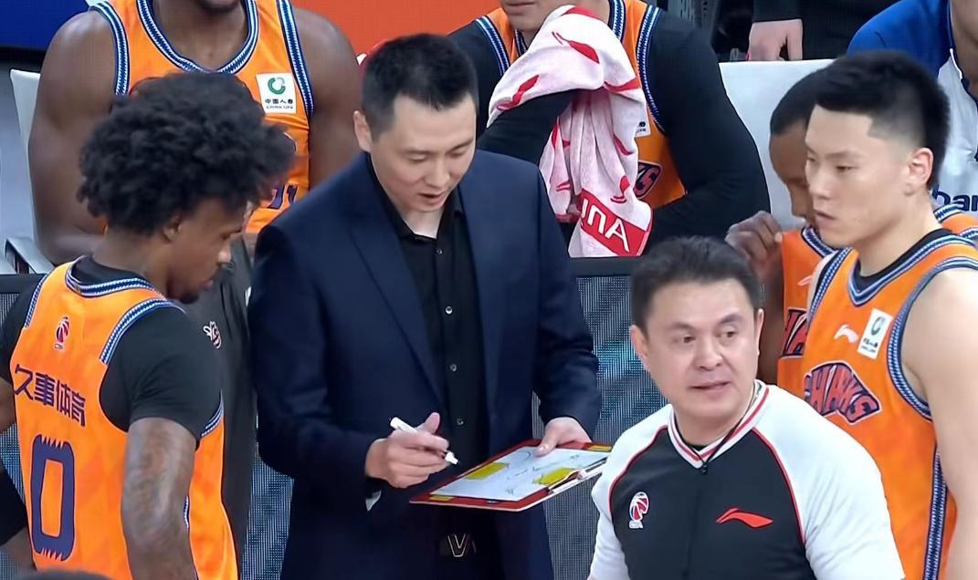 上海男篮20分大胜浙江，攻防两端力压对手，李弘权18分张镇麟11分