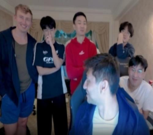 100T分享队员看抽到BLG视频：宝莱坞Bin大战Bin，让我们起舞吧