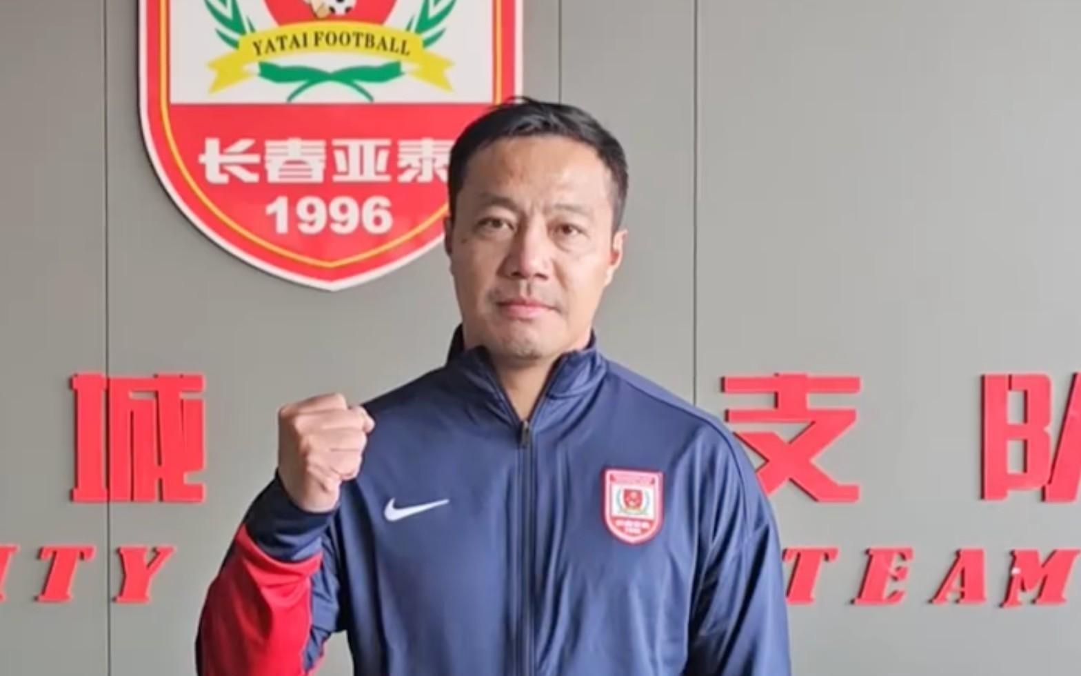 记者：亚泰和阎峰合同是1+1，十余名高薪球员不愿降薪而离队