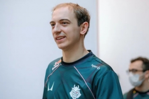 Caps：BFX以下路为核心，但AD偶尔会过于自信而出现失误