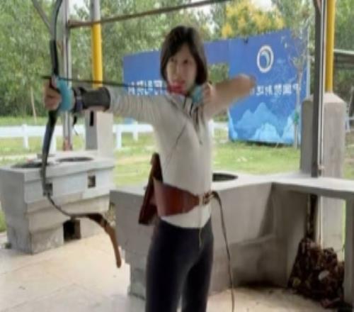 主持人骆歆分享射箭视频:弯弓我有了,给我来个大雕