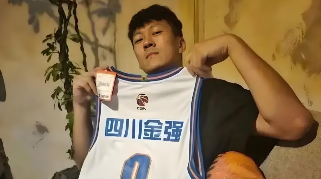 走了杨政来了曹芳！同曦签约34岁网红，球迷：真把CBA当儿戏