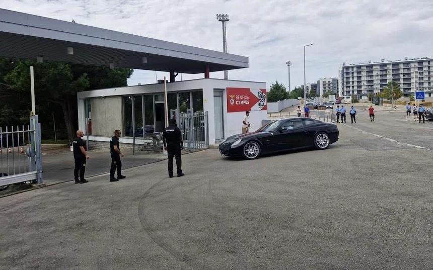 球报：亮相本菲卡时，穆里尼奥开的车是