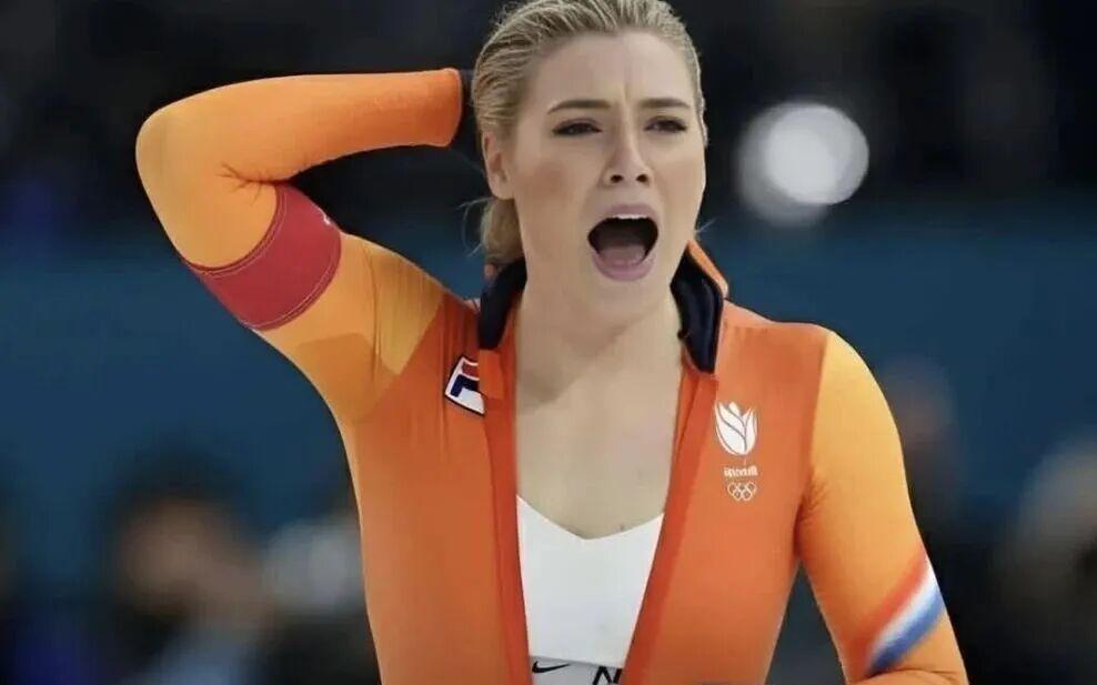 奥运冠军“拉拉链露胸”，让耐克绷不住了！