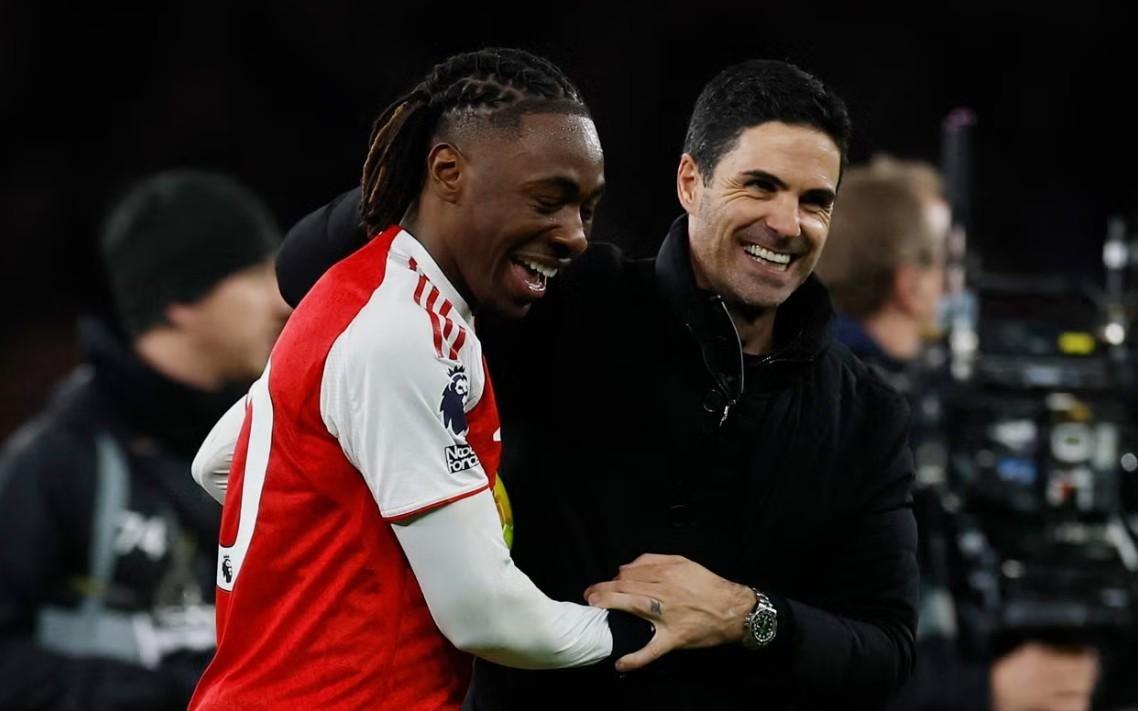 独立报：埃泽刚加盟时较拘谨，放在左侧