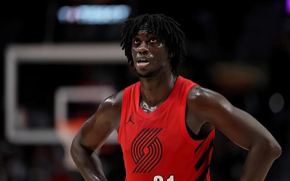 进攻效率一塌糊涂，但开拓者侧翼新星在其他方面的表现都相当不错