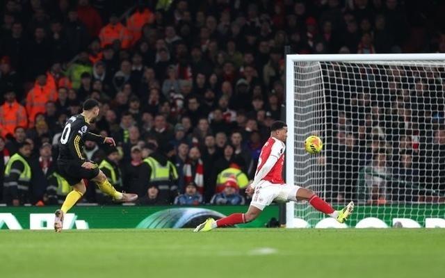 对曼联被3次破门，阿森纳时隔121场比赛再次单场丢3球