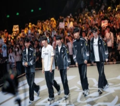 摄影师一村发布S15入围赛返图：2025.10.14Day1