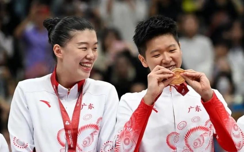 女篮新霸主横空出世！一年内狂揽三冠：郑薇确实比宫鲁鸣更强