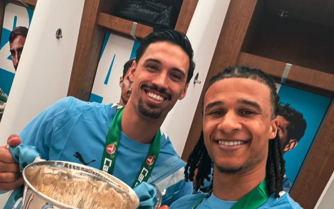 赖因德斯晒与奖杯合照：很自豪在这里