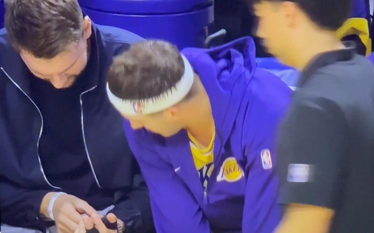 东契奇给里夫斯展示他受伤的手指，里夫斯惊呼：卧艹