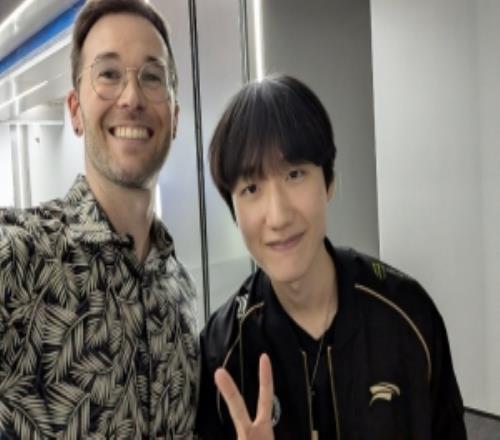 LCS解说Kobe：虽然Peanut碾压了我队，但我和他合影啦