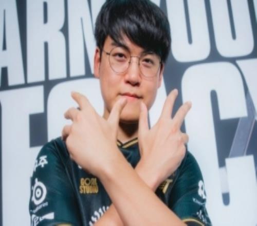 LOL官方分享Gumayusi照片并配文：Gumayusi的新姿势刚刚出炉