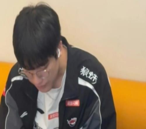 AL分享Flandre和Tarzan吃旺旺仙贝的照片：小孩口味的上野