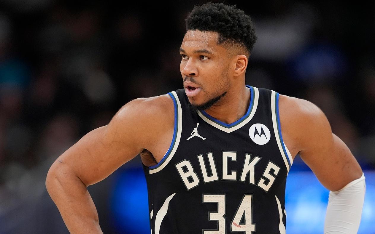 空接暴扣准绝杀！字母不足30分钟30+10+5雄鹿逆转16分剑指前十