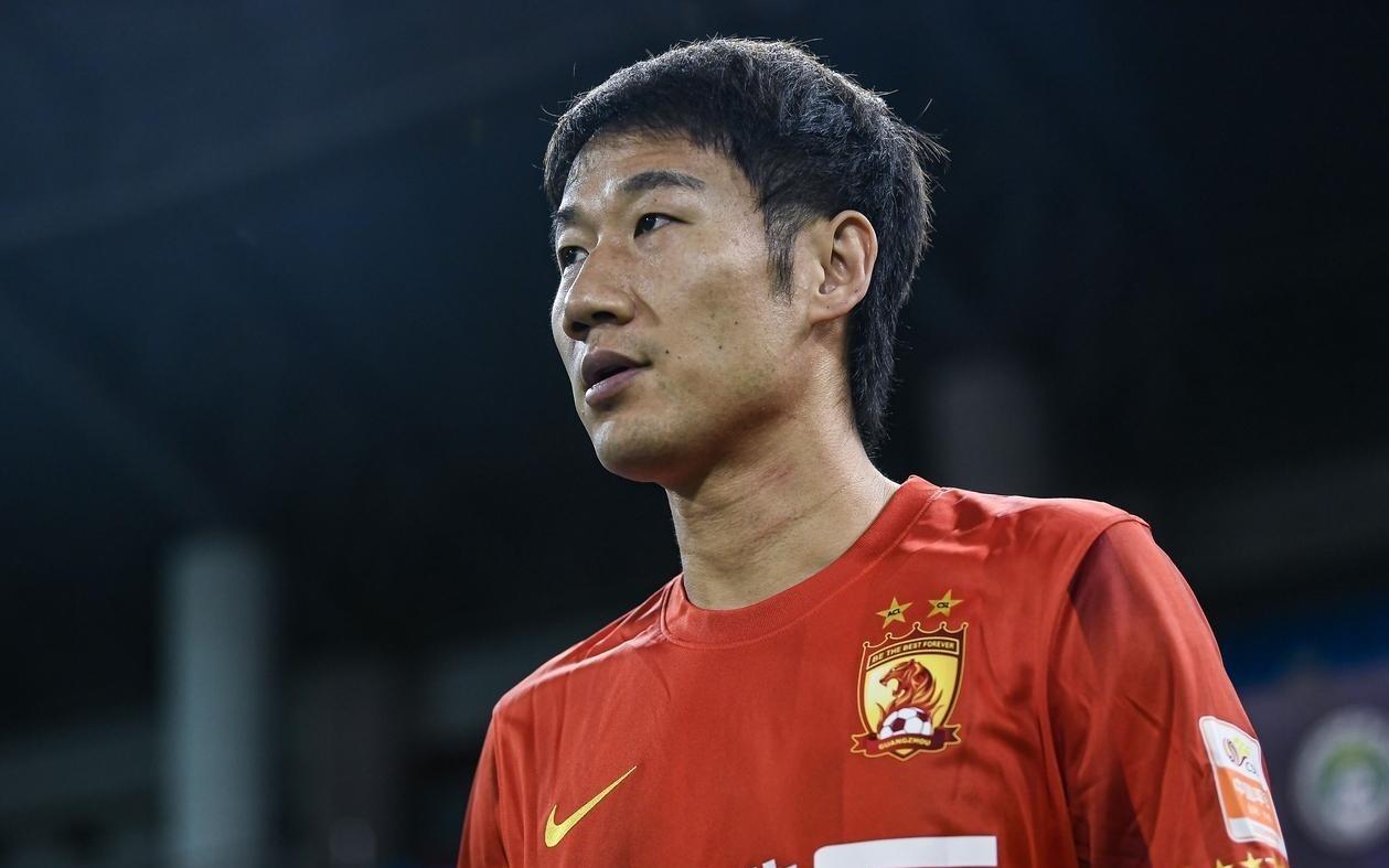 他是前国脚边后卫，退役后踢业余联赛