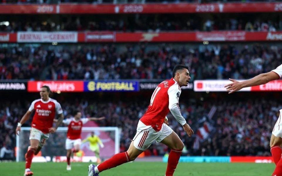 学习穆里尼奥摆大巴，强吻第四官员，瓜帅这两幕引发了热议