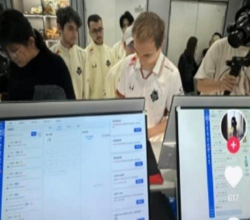 网吧当训练基地网友晒照：网鱼偶遇G2战队选手