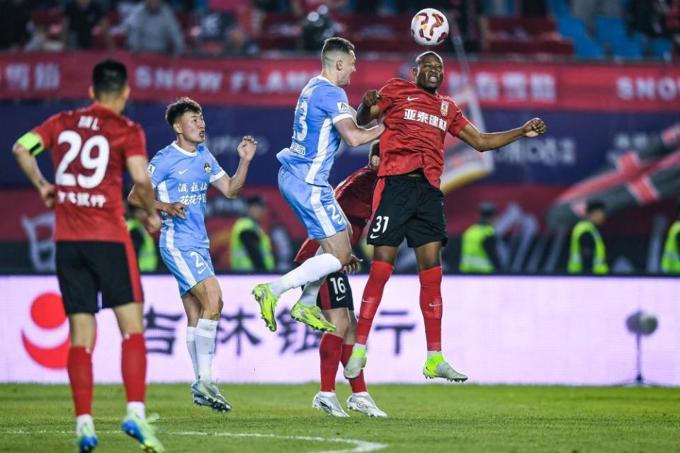 河南VS亚泰首发：4外援PK！卢永涛、彭欣力先发，18岁门将登场