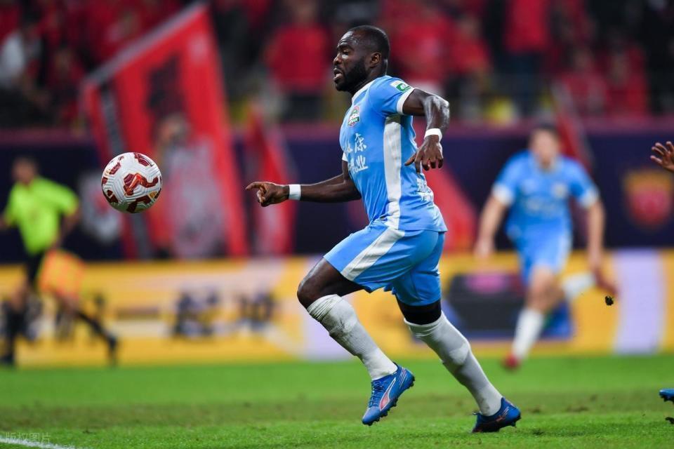 大快人心！蓉城2球迷被行拘且禁止观赛1年，辱骂河南外援+竖中指