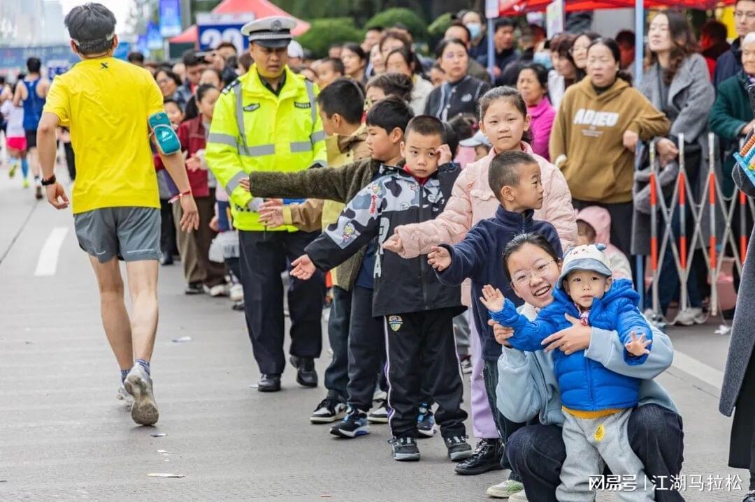 这座城市对马拉松，绝对是真爱
