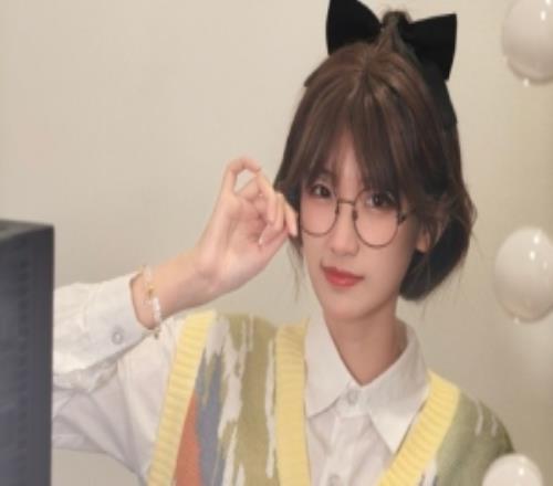 主持人夏安分享照片：嘿嘿小短毛堂堂来袭