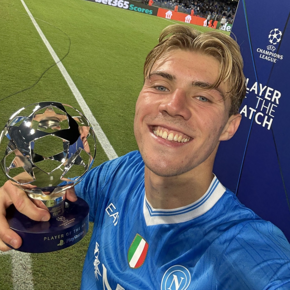 曼联最水9号复活欧冠双响+绝杀获MVP!丁丁盛赞:他神似哈兰德