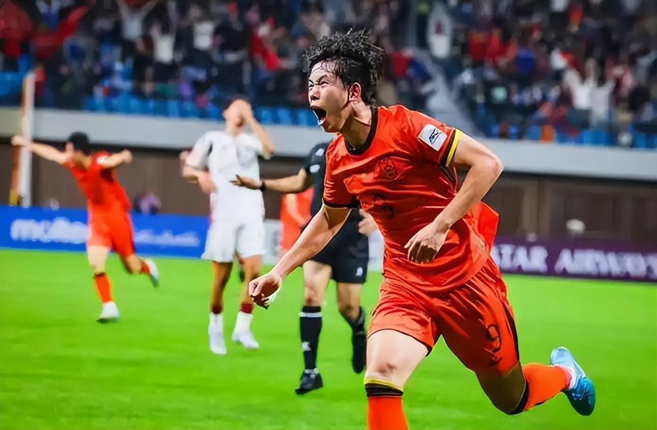 张威跟申花签约三年！身为中锋的他三年合同期内，中超却一球未进