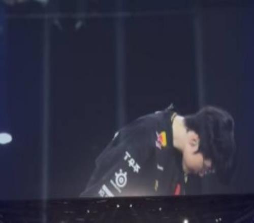 媒体人：Faker在全场喊声中向舞台各个方向的观众鞠躬GOAT