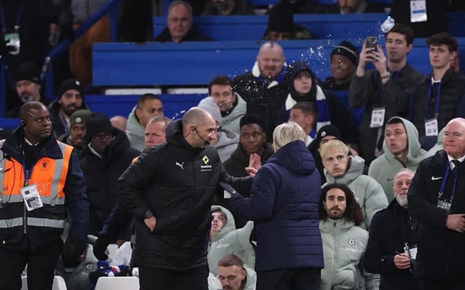 邮报：有球迷投掷水瓶至维拉替补席，切