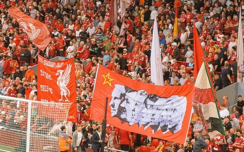 比肩传奇，加入斯洛特头像的“七贤旗”首次亮相安菲尔德