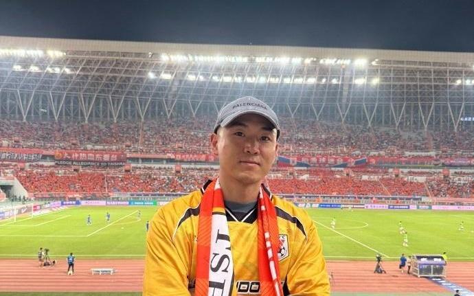 高诗岩现场观看中超京鲁大战:人生中第一次现场气氛真棒!