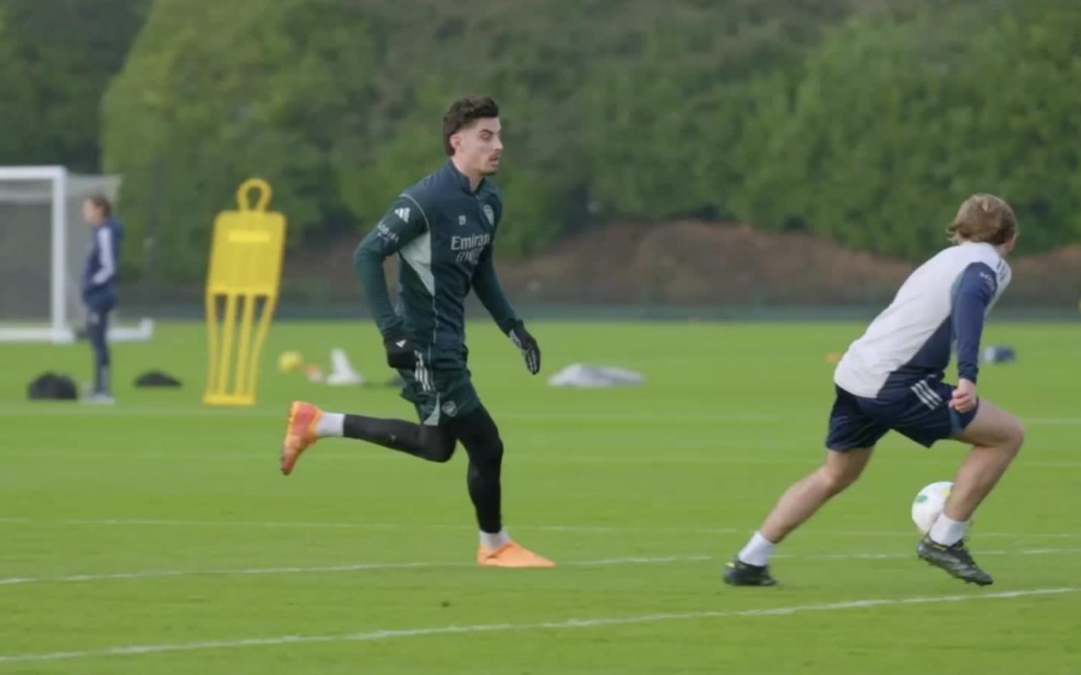 圣诞礼物，此前因膝盖伤势缺阵近四个