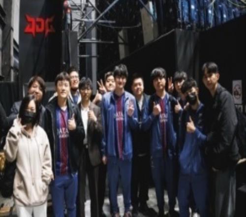 Karsa赛后发文：最大的遗憾是没赢下系列赛在赛后采访跟粉丝们打声招呼