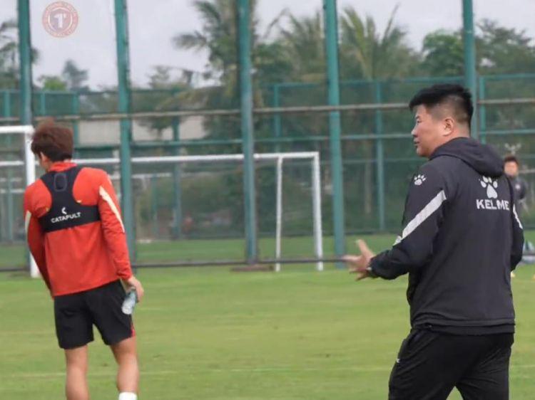 于根伟大羽硬刚！标王踢成笑话邦本腿