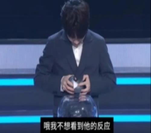 英文流解说安慰VKS辅助：100T击败过BLG你们击败100T他们在挣扎