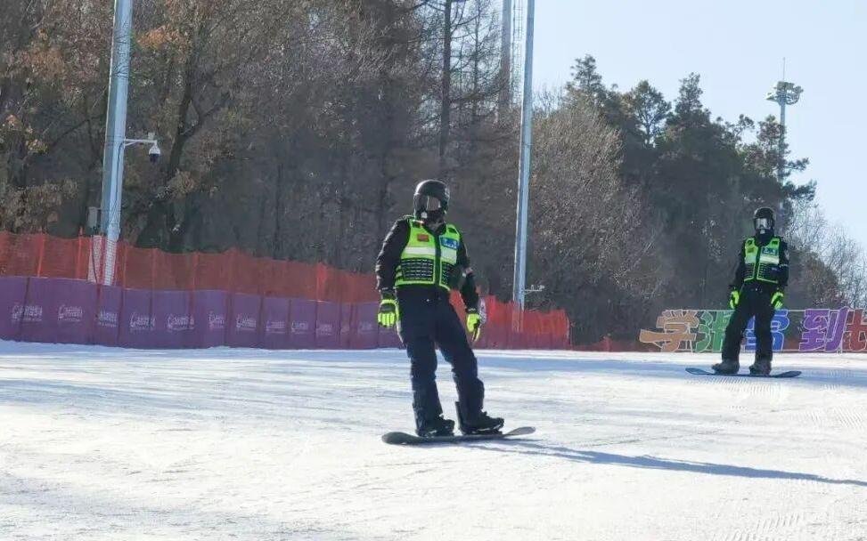 滑雪场上，“雪警”身手矫健