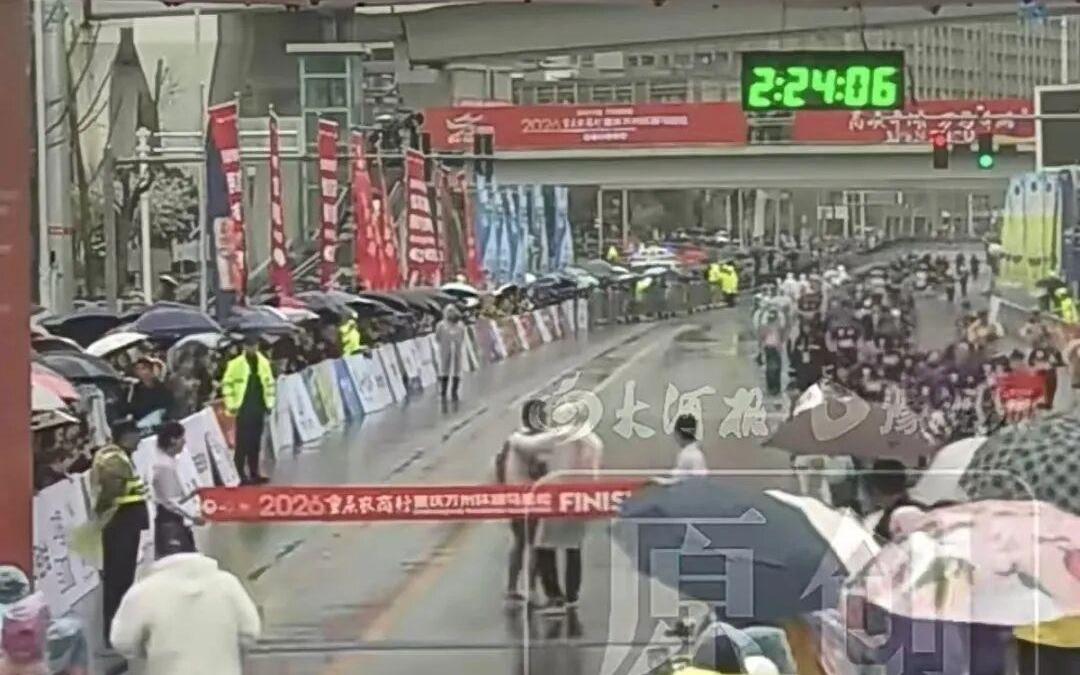 马拉松冠军冲线被拦，“乌龙”背后是专业失守新京报快评
