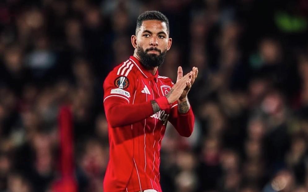 记者：切尔西在和道格拉斯路易斯团队谈判，尤文愿意继续外租